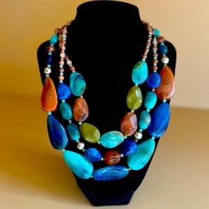 Gemstone like fashion necklace